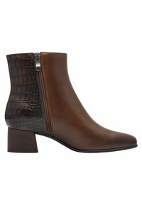 Bottine marron en cuir souple avec un dos texturé en motif crocodile. À bout effilé et talon empilé bas, elle possède une fermeture éclair sur le côté.