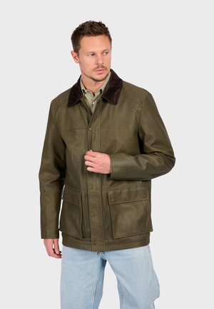 Chaqueta de cuero verde oliva con un cuello de ante marrón, botones a presión en el frente, dos grandes bolsillos con solapa y un diseño de corte recto.