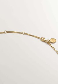 Collar de cadena de oro que presenta una mezcla de eslabones planos y redondos, un cierre de langosta y un colgante con un detalle de borde en forma de cuerda.
