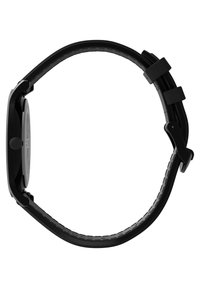 Montre digitale noire avec un boîtier rectangulaire élégant, un bracelet en caoutchouc texturé et une fermeture à boucle sécurisée. Fini mat lisse sur le cadran.