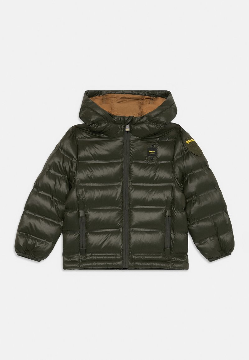 Polstret jakke i mørkegrøn med hætte, med lynlås foran, to sidelommer og en kontrastfyldning i brun. Stoffet har en blank overflade.