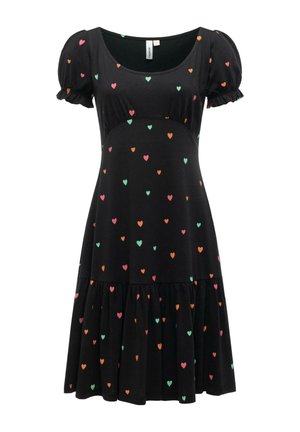 Czarna sukienka z krótkim rękawem z bufkami i kolorowymi małymi wzorami serc w różowym, pomarańczowym i zielonym kolorze, z rozkloszowanym dołem i dekoltem w kształcie litery U.