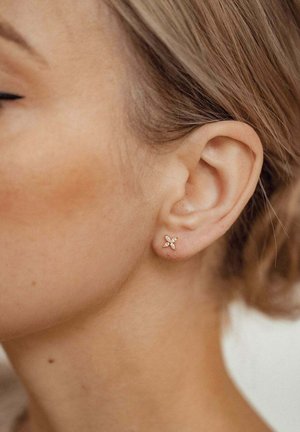 Ohrringe aus Goldton in floralem Design mit vier Blütenblattformen, die kleine klare Steine in polierter Ausführung enthalten.
