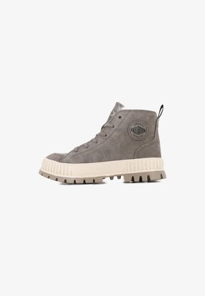 Baskets montantes en daim gris avec une semelle en caoutchouc beige, bout rond et patch logo sur le côté. Comprend un laçage à l'avant et une languette à l'arrière.