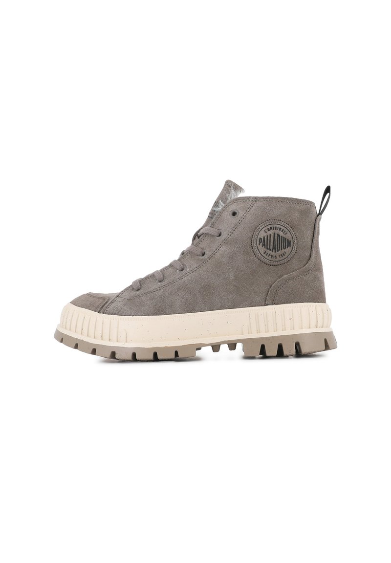 Zapatillas altas de ante gris con suela de goma beige, puntera redonda y parche con el logo en el lateral. Presentan un cierre de cordones en la parte delantera y una lengüeta en la parte trasera.