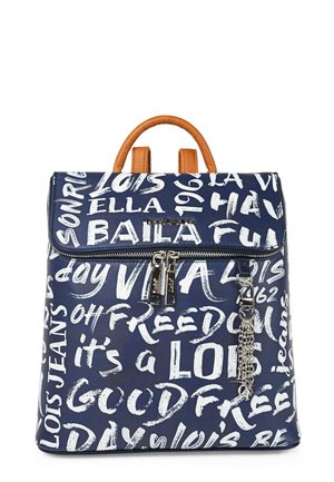 Mochila azul de material sintético con patrones de texto en blanco. Tiene un asa superior, cremalleras dobles y un acento de cadena plateada.