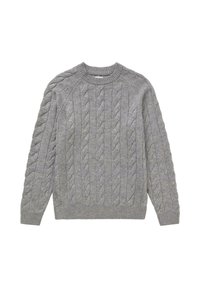 Suéter gris de punto trenzado con cuello redondo, con patrones en relieve y puños y dobladillo acanalados. Textura suave y corte relajado.