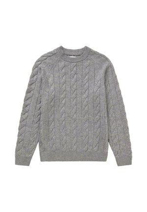 Suéter gris de punto trenzado con cuello redondo, con patrones en relieve y puños y dobladillo acanalados. Textura suave y corte relajado.