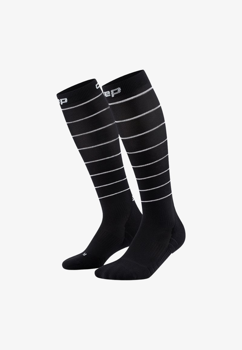 Sorte knæhøje sokker med grå vandrette striber, lavet af strækbart stof for komfort og støtte. Logo synligt nær toppen.