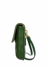 Sac en cuir vert à forme plate, avec une quincaillerie dorée et une bandoulière. Texture lisse et design minimaliste.