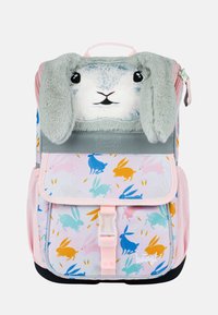 Szary plecak w kształcie króliczka z pluszu w pastelowych kolorach, z przednią klapą zdobioną wielokolorowymi wzorami królików oraz gładkim szarym pasek.