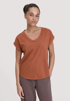 Rostfarbener V-Ausschnitt-T-Shirt mit kurzen, gerollten Ärmeln. Weicher Stoff, entspannter Schnitt und abgerundeter Saum für angenehmen Tragekomfort.