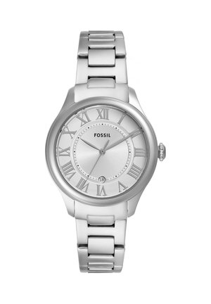 Montre-bracelet Fossil argentée avec chiffres romains, trois aiguilles, fenêtre de date à 6 heures et bracelet métallique à maillons.