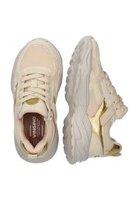 Beige Sport Sneakers mit Obermaterial aus Mesh, goldenen Akzenten und einer dicken weißen Gummisohle. Mit runden Schnürsenkeln und gepolstertem Zungenbereich.