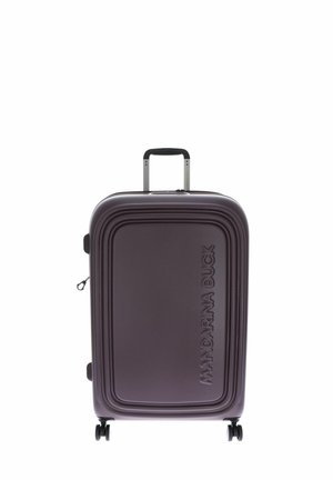 Hartschalen-Koffer in dunklem Lila mit vier Rollen, einem Teleskopgriff und vertikal eingeprägtem Schriftzug "MANDARINA DUCK" auf der Vorderseite.