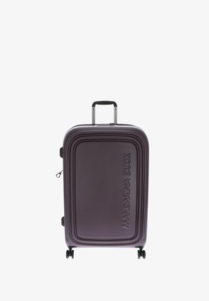 Valise rigide de couleur violet foncé avec quatre roues, une poignée télescopique, et l'inscription « MANDARINA DUCK » embossée verticalement sur le panneau avant.