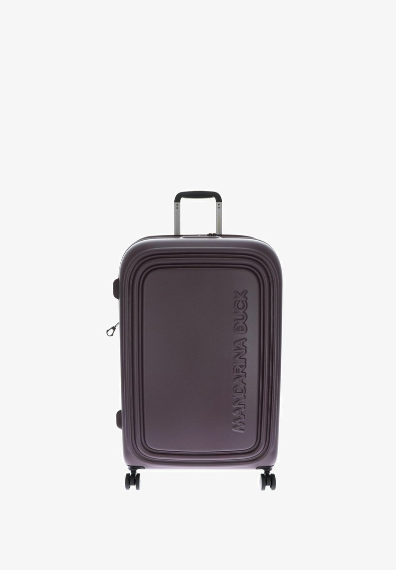 Valise rigide de couleur violet foncé avec quatre roues, une poignée télescopique, et l'inscription « MANDARINA DUCK » embossée verticalement sur le panneau avant.