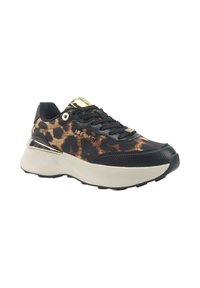 Zapatillas con estampado de leopardo y acentos en negro y dorado. Fabricadas en materiales sintéticos, con una suela gruesa color crema y cordones negros.