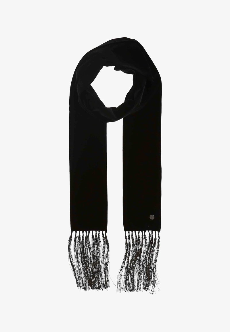 Sciarpa nera rettangolare con lunghe frange su entrambe le estremità, annodata a cerchio sulla parte superiore con un piccolo logo rotondo in metallo vicino a un'estremità delle frange.