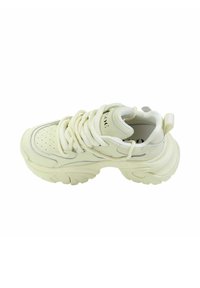 Grube kremowe sneakersy z teksturowaną cholewką, wyściełanym językiem i grubymi sznurówkami. Posiadają żebrowaną podeszwę i subtelne detale w ściegach.