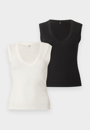 Zwei ärmellose V-Ausschnitt-Tops, ein weißes und ein schwarzes, flach auf einem hellen Hintergrund ausgestaltet.