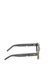 Aurinkolasit, joissa on harmaa kehys, mustat linssit ja keltaiset yksityiskohdat. Ominaisuuksina suorat varret ja tyylikäs muotoilu, jossa on teksturoitu pinta.