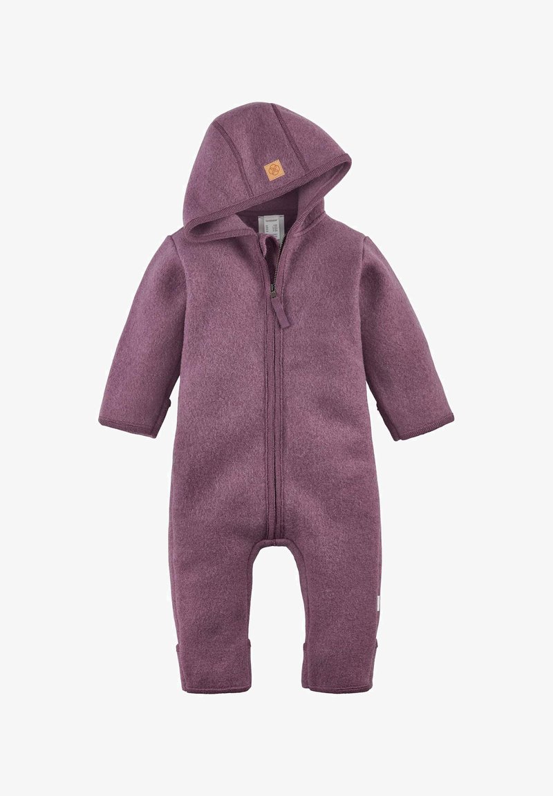 Paarse fleece overall met een capuchon, een ritssluiting aan de voorkant en lange mouwen. Voorzien van een klein beige logopatch op de borst. Zachte textuur.