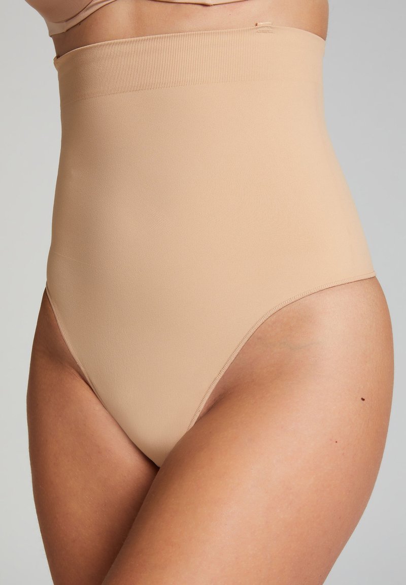 Nude hochtaillierte formende Panty aus einem glatten, dehnbaren Stoff. Verfügt über ein nahtloses Design und einen breiten, bequemen Bund.