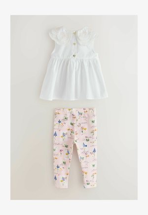 Haut bébé blanc sans manches avec col en dentelle festonnée et boutons en forme de cœur, associé à un legging rose imprimé fleurs et papillons.