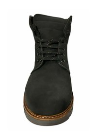 Bota de cuero negro con puntera redonda, diseño de cordones de ocho ojales, superficie texturizada, suela marrón y costuras visibles alrededor del borde.