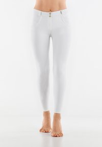 Leggings blancs au design ajusté, dotés d'une taille haute et de deux boutons visibles. Texture lisse et sans motifs ni accents visibles.