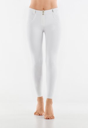 Leggings bianchi con un design aderente, caratterizzati da una vita alta e due bottoni visibili. Tessuto liscio e senza motivi o accenti visibili.