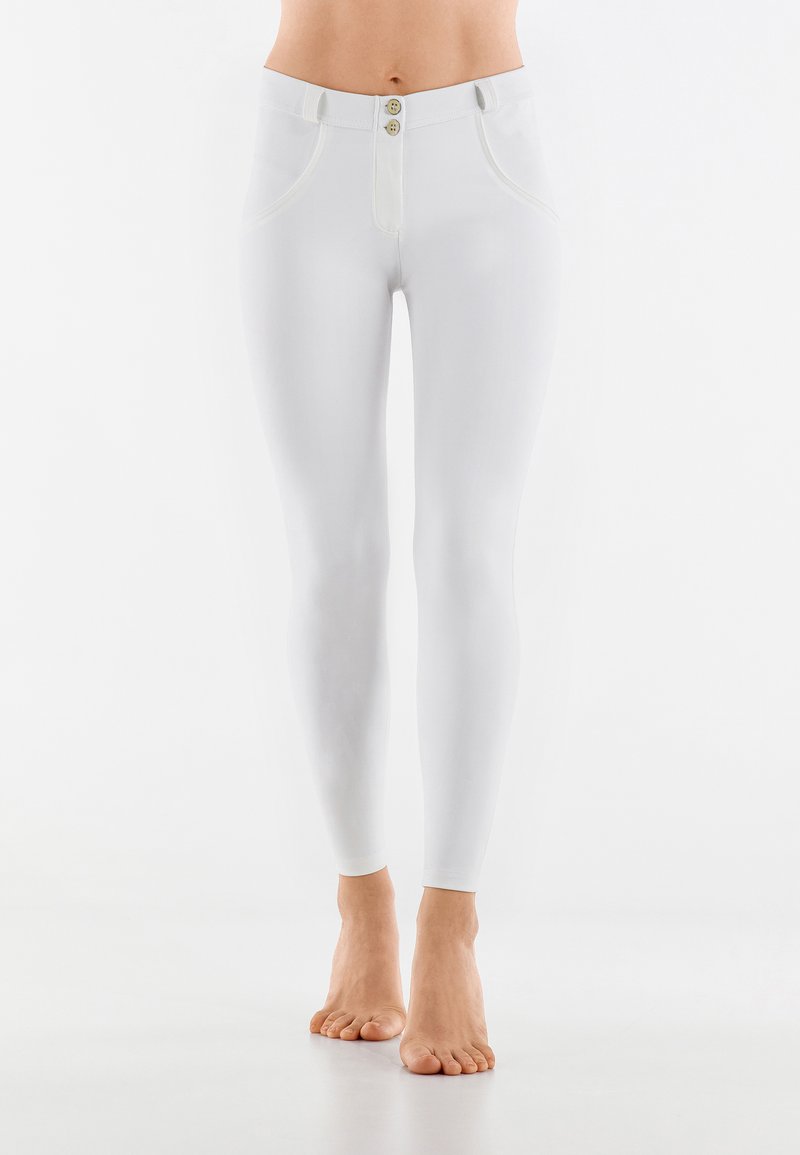 Leggings blancs au design ajusté, dotés d'une taille haute et de deux boutons visibles. Texture lisse et sans motifs ni accents visibles.