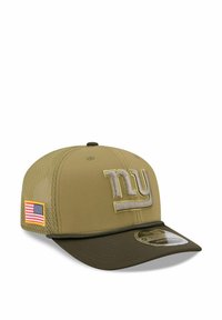 Olivgrüner Hut mit Netzpaneelen, mit gesticktem "ny"-Logo in Beige, dunklem grünen Schirm und einem Patch der Flagge der Vereinigten Staaten.