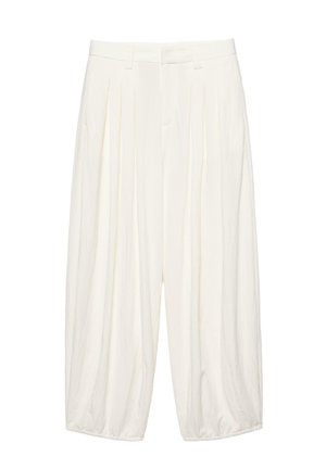 Pantaloni albi evazați, cu talie înaltă, pliuri, bucle pentru curea și mansete elastice, expuși pe un fundal alb.