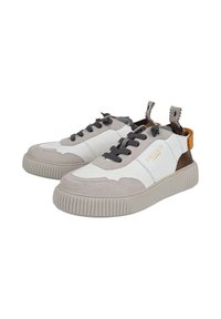 Sneaker bianche e grigie con accenti in suede e pelle, punta rotonda, chiusura con lacci, suola testurizzata e dettaglio del logo sul lato.