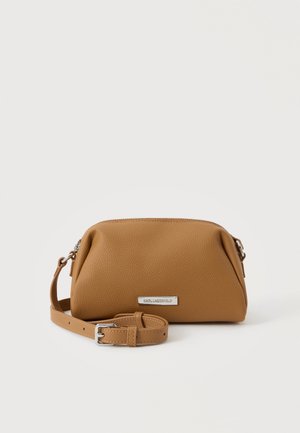 Hellbraune, strukturierte Leder-Crossbody-Tasche mit einem silbernen Schnallenriemen und einer kleinen rechteckigen Metallmarkenlogo-Plakette.