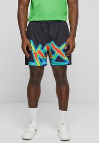 Sorte svømmeshorts med et fargerikt gradientdesign som har blå, røde og gule detaljer. Lett materiale med elastisk livlinje.