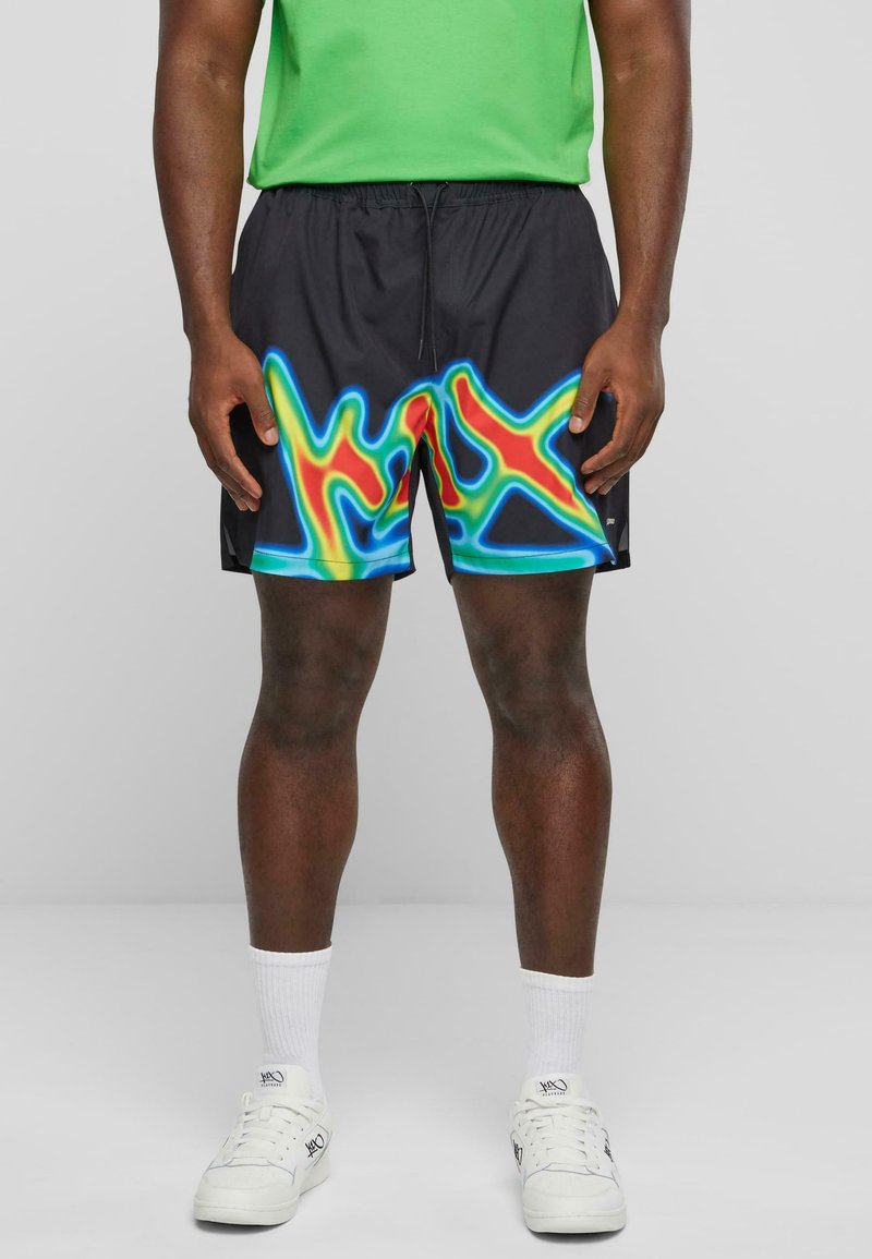 Sorte svømmeshorts med et fargerikt gradientdesign som har blå, røde og gule detaljer. Lett materiale med elastisk livlinje.