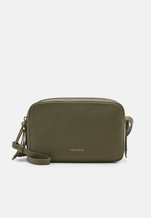 Rektangulær olivengrøn læder crossbody taske med pebble tekstur, guldfarvet lynlås, justerbar rem og lille gyldent mærkenavn foran.