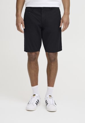 Schwarze Shorts mit flachem Frontdesign, Knopfverschluss und zwei seitlichen Taschen. Hergestellt aus leichtem Stoff mit einer glatten Textur.