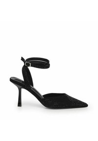 Scarpa con tacco a stiletto nero e punta affusolata, decorata con strass. Presenta una sottile cinghia alla caviglia e una superficie liscia.