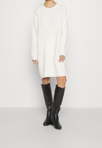 Marc O'Polo Stickad klänning - off-white