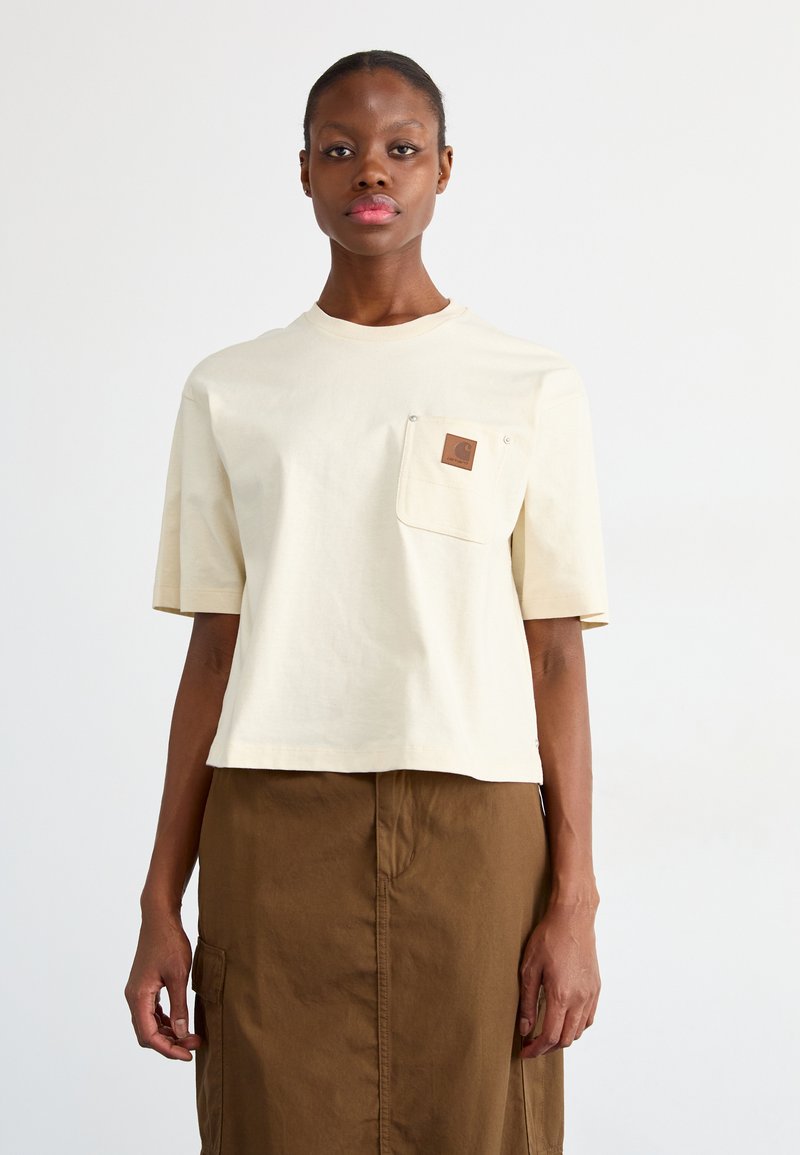 Korte mouwen, crème-kleurige katoenen t-shirt met een vierkante zak en een bruin logopatch. Eenvoudig ontwerp, relaxte pasvorm en een gladde textuur.