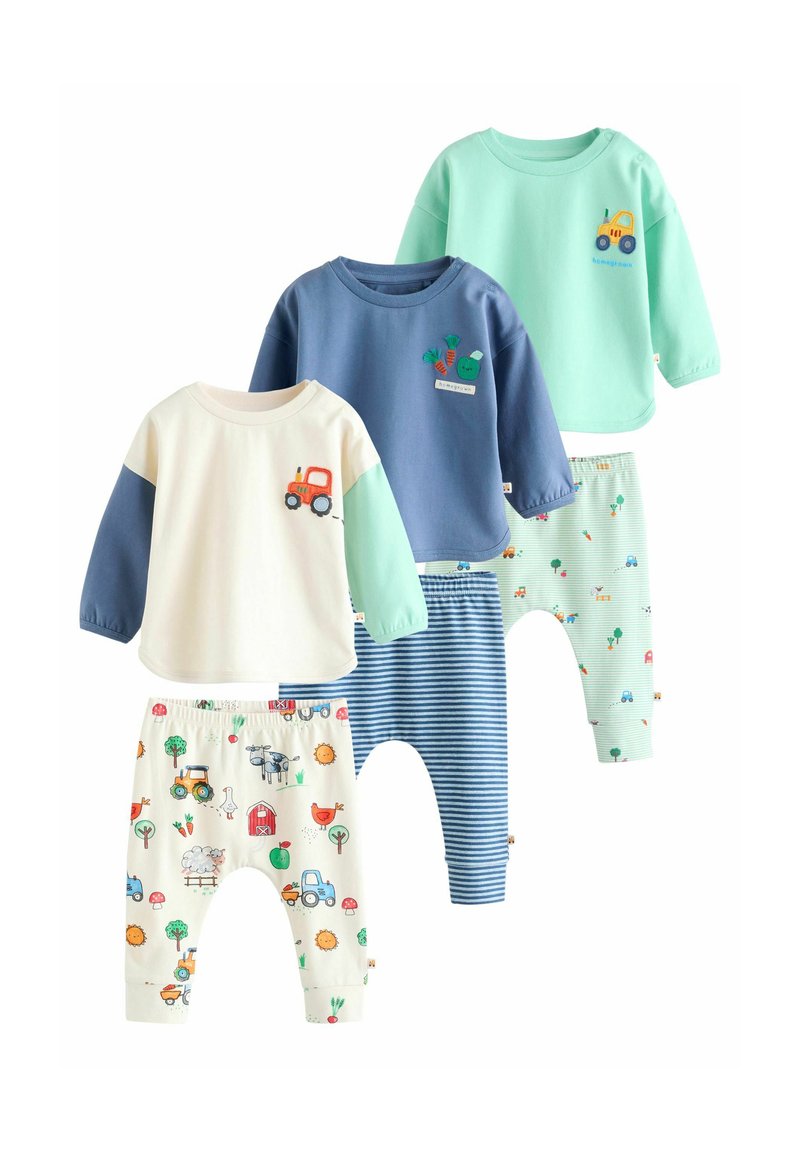 Drie sets lange mouwen tops en broeken voor peuters, met boerderijthematische prints, tractoren en wortelontwerpen in pastel- en blauwtinten.