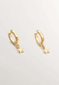 Pendientes de aro de oro con un acabado suave, que presentan encantos en forma de estrella colgantes para un detalle adicional. Diseño compacto adecuado para el uso diario.