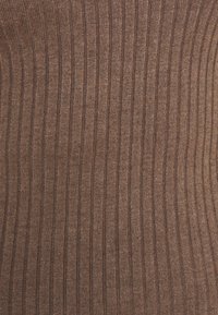 Tessuto a costine marrone con un aspetto testurizzato caratterizzato da sottili linee verticali. Il materiale ha una leggera lucentezza, che aggiunge profondità al colore.