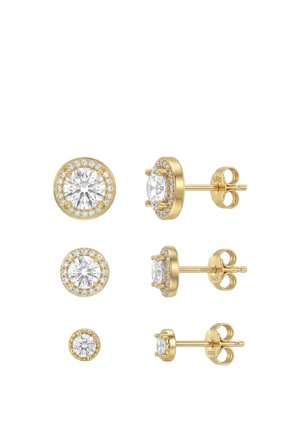 Tre par runde guldstifteeøreringe med klare centrale sten omgivet af mindre krystaller, vist forfra og fra siden.