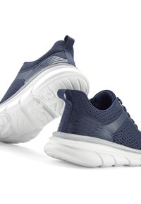Marineblaue Sportschuhe mit einem atmungsaktiven Mesh-Obermaterial, strukturierten Akzenten und einer dicken weißen Gummisohle für komfortable Dämpfung.
