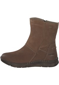 Ruske mokasine ankle čizme sa bočnim patentnim zatvaračem, kontrastnim šavovima, zaobljenim nožnim prstom i teksturiranom gumenenom đonom. Sadrži logo na peti.